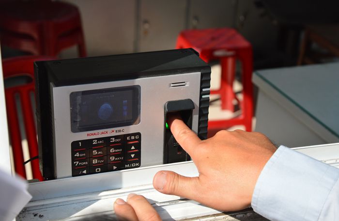 lắp đặt máy chấm công quản lý chuỗi cửa hàng